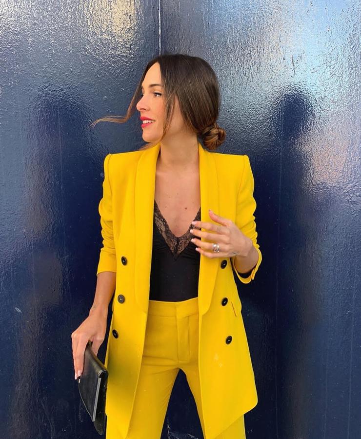 Rocío Osorno ha sido otra de las muchas 'influencers' que se han decantado por este tipo de traje en color amarillo. En este caso ella se decidió por  una de las prendas virales de Zara.