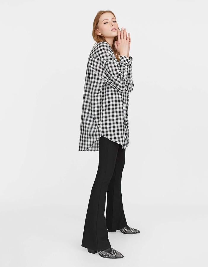 Camisa oversize de tradivarius (17,99 euros).