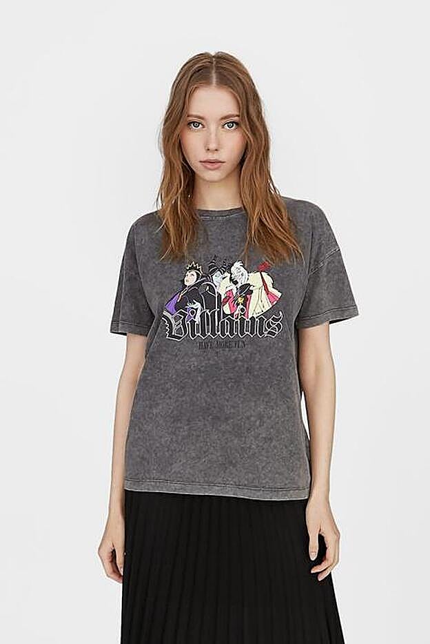 Camiseta de "brujas" Disney, de Stradivarius.