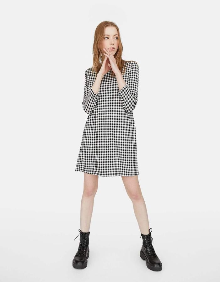 Vestido recto de cuadros vichy, de Stradivarius (12,99 euros).
