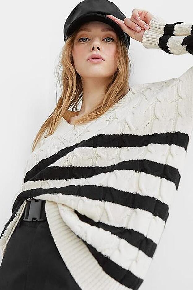 Jersey de punto con rayas marineras y ochos de Stradivarius.