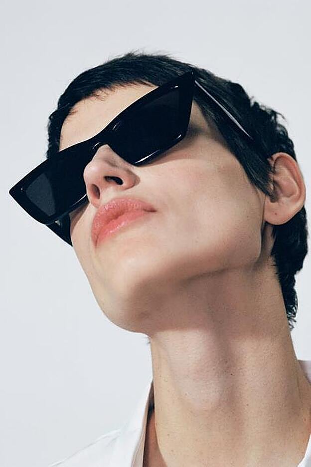 Unas gafas híbridas: formato cuadrado para unas 'cat eyes', de Zara.