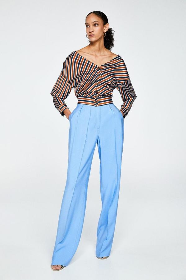 Look de camiseta con escote en pico y rayas (25,99 euros) y con pantalones rectos de traje en color azul claro (35,99 euros).