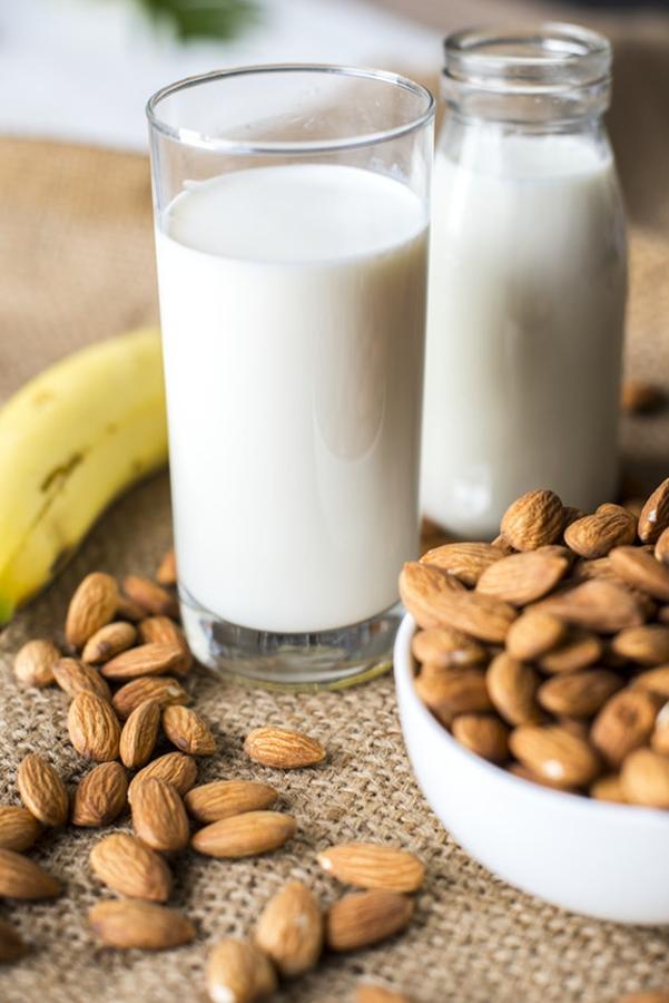La leche es un  alimento perfecto quema grasas y con múltiples beneficios para la salud.  Una taza de este alimento proporciona al cuerpo la mayor parte del calcio que necesita a diario nuestro organismo y, además, es una  gran fuente de proteínas y vitamina D.