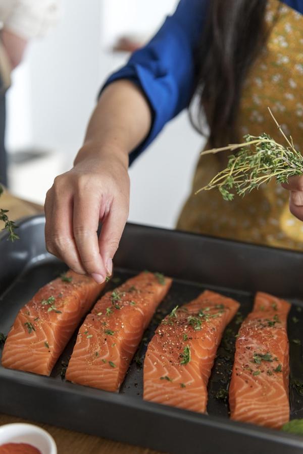 Este pescado delicioso, cocinado tanto ahumado como crudo en tartar o sushi, está lleno de  nutrientes y proteínas . La proteína te hará sentir saciada durante un largo tiempo y, además, el ácido graso omega 3 que contiene,  reduce la grasa corporal .