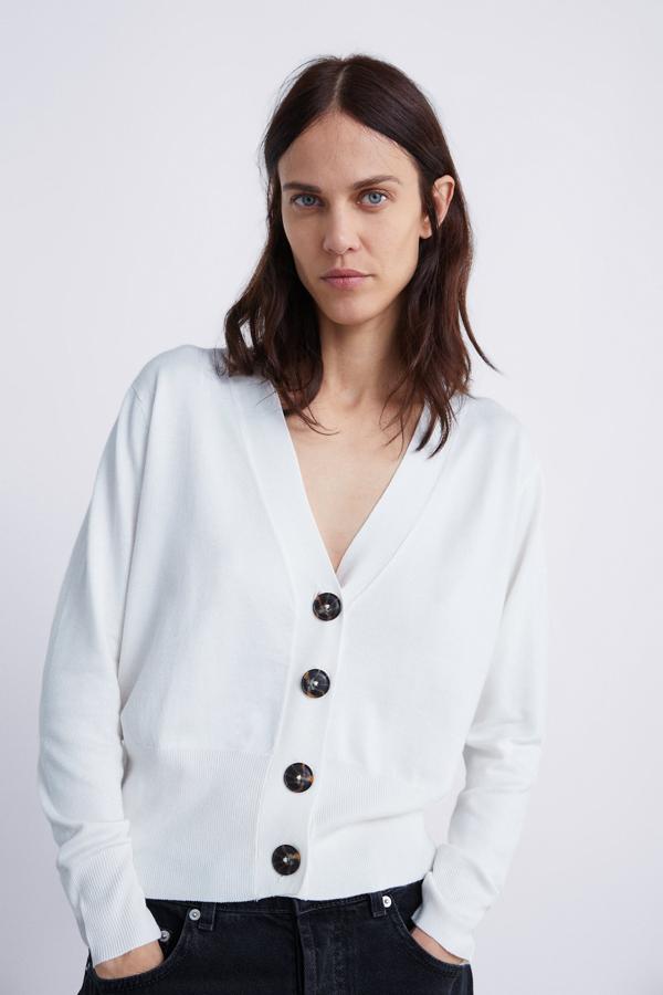 La del buque insignia de Inditex es en algodón, un tejido más ligero que podremos llevar incluso en las noches de verano (17,95 euros).