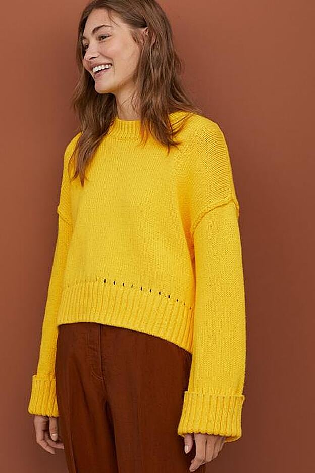 Jersey amarillo adornado con calados de H&M.