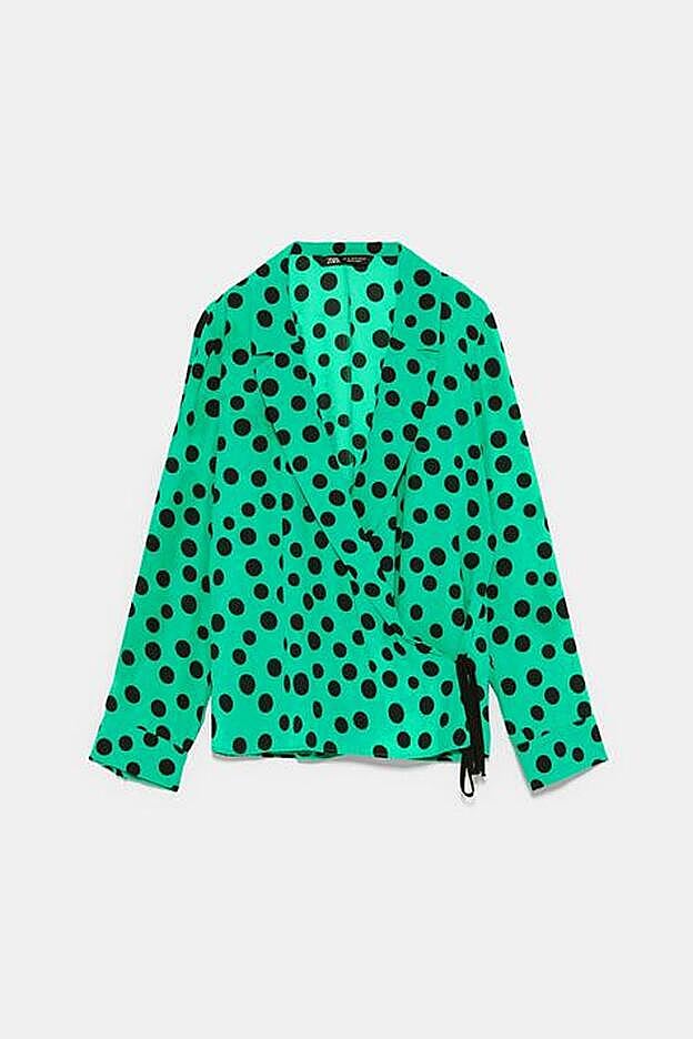 Blusa verde de lunares con cierre de lazo, 25,95 euros.