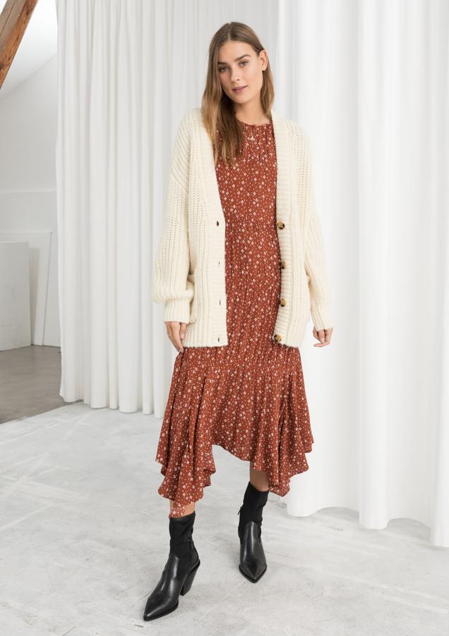 Oversize y larga, tiene el corte ideal para llevar encima de un vestido, como proponen en el lookbook de la firma (79 euros).