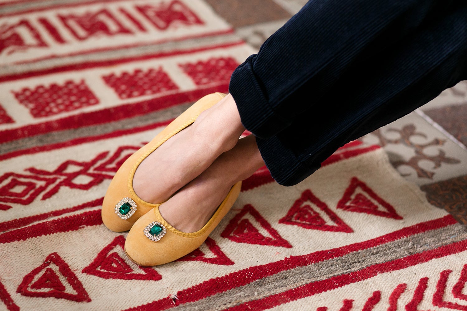 ¿Pueden ser más elegantes e hiperfemeninas estas bailarinas con broche joya de By Peppas? Además,  en amarillo, el color de moda de la temporada,  y rebajadas a 35 euros. Imposible dejarlas escapar...