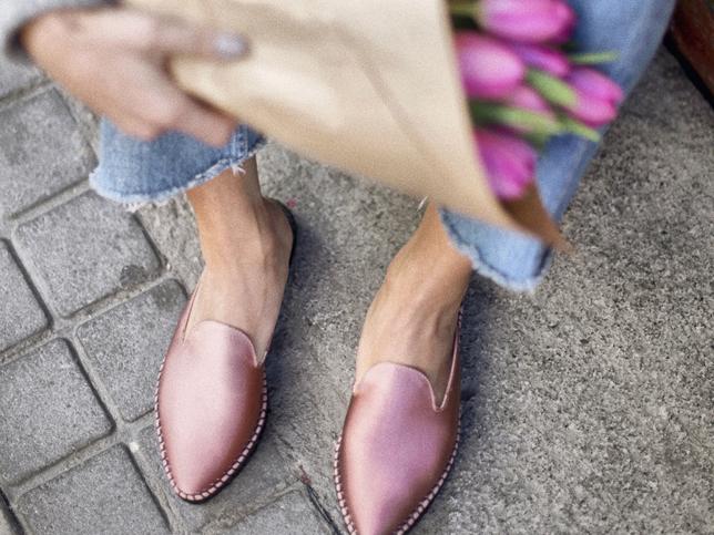 Estos mules en rosa satinado de Palmerai 'saben' a paseos de domingo al sol, a flores frescas y a looks 'urban chic' con toques románticos. ¿Su precio? 99 euros en Mypeeptoeshop.
