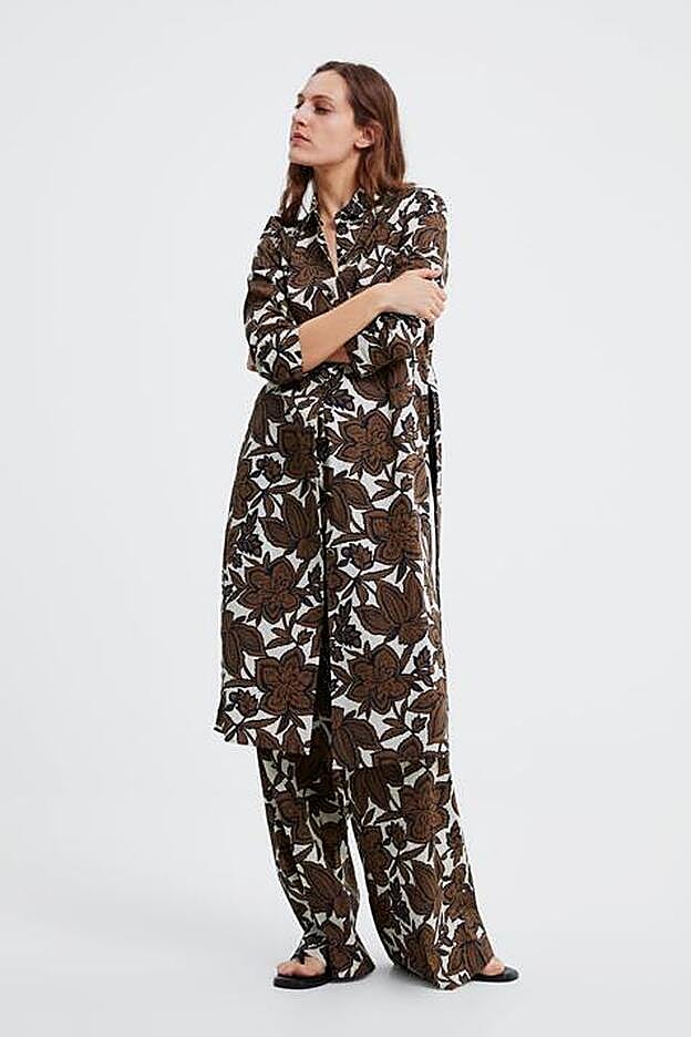 Conjunto de Zara con un estampado floral en tonos marrones.