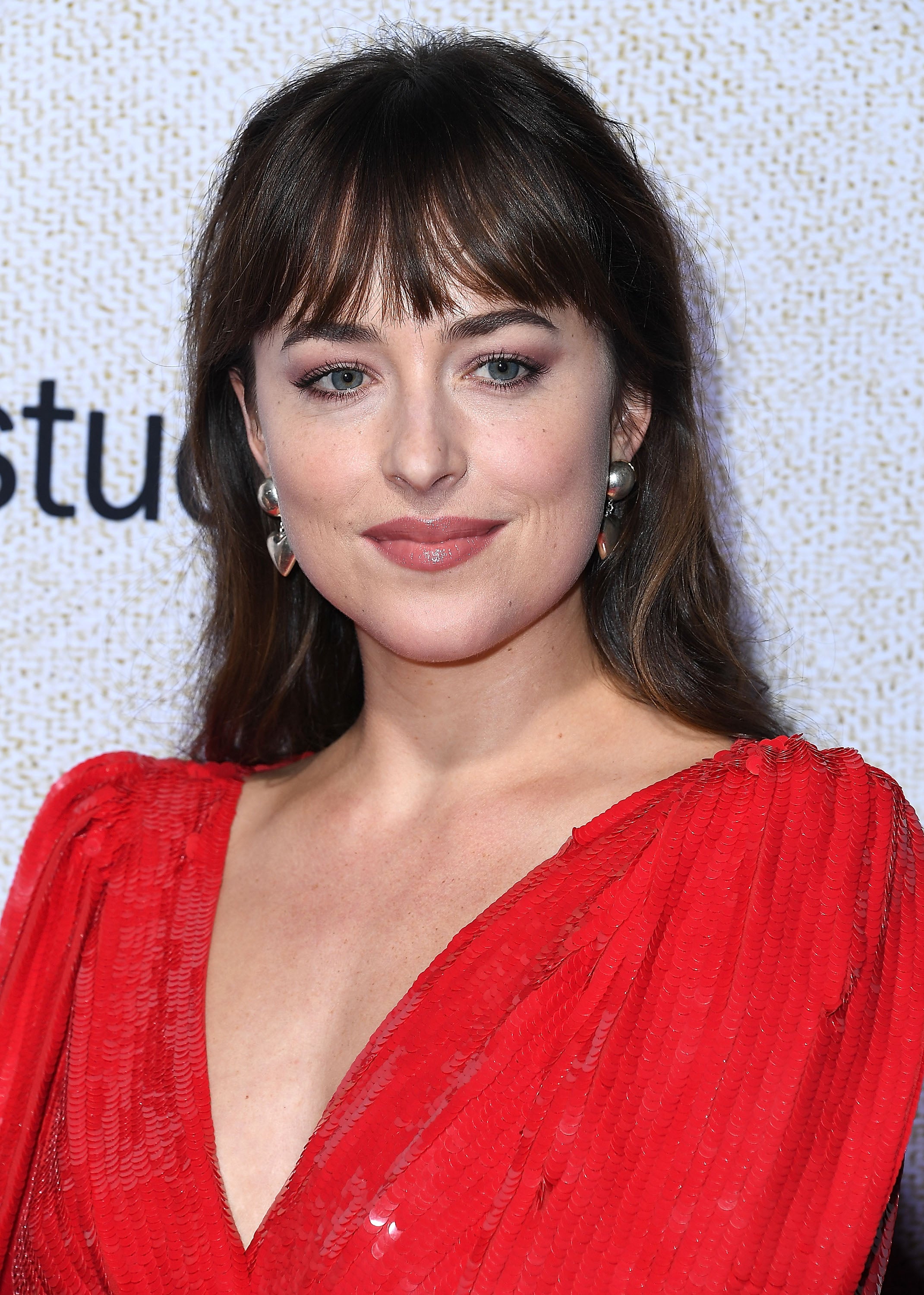 Esta opción más pin up es perfecta para lucir las cejas al más puro estilo Audrey Hepburn. Es el flequillo que más reduce el tamaño de la frente al no verse donde comienza la raíz capilar.