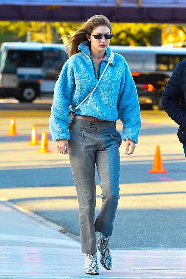 Look con forro polar de Gigi Hadid.