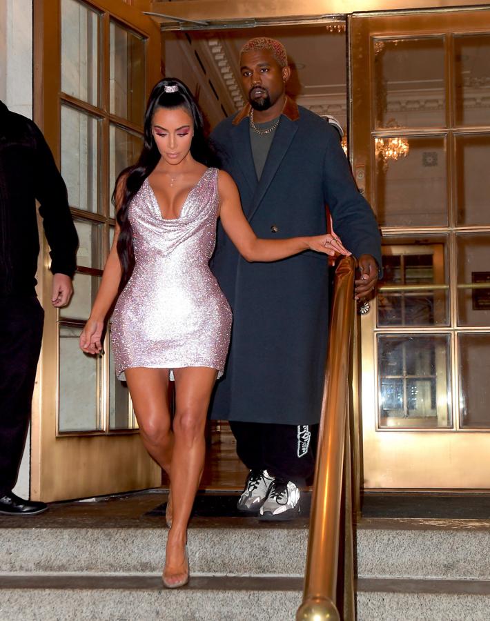 En esta ocasión, Kim (Barbie) Kardashian combinó su mini vestido 'glitter' con unos salones de punta en PVC de Yeezy.
