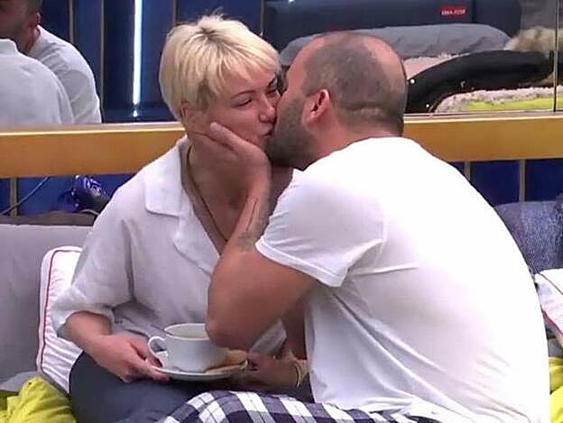 Antonio Tejado besa a María Jesús Ruiz.