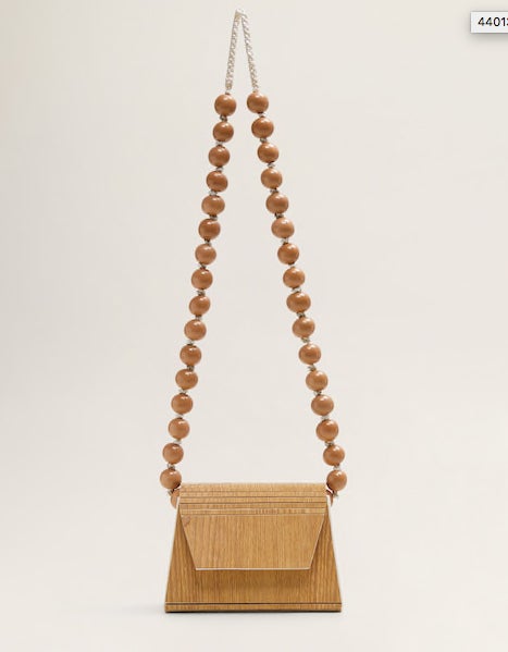Bolso con bolitas de madera de Mango: 39,99 euros.