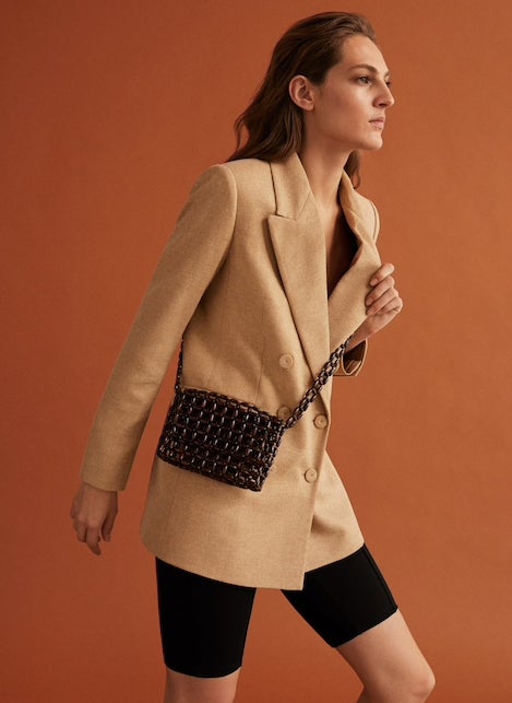 Bolso con abalorios de madera: 19,99 euros en Mango.