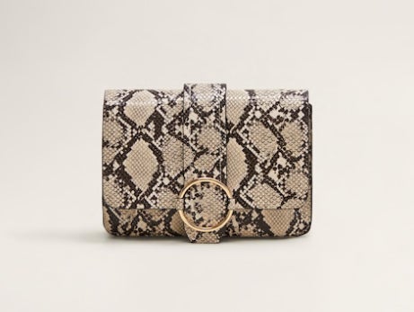 Bolso efecto serpiente de Mango: 15,99 euros.