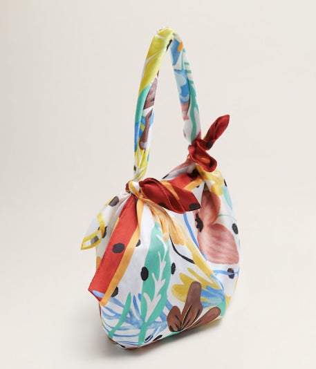 Bolso pañuelo con estampado primaveral: 29,99 euros en Mango.