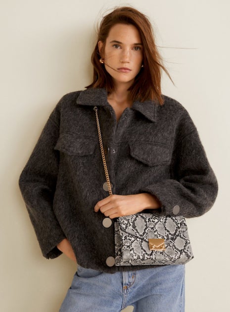 Bolso con cadena en estampado de serpiente: 15,99 euros.