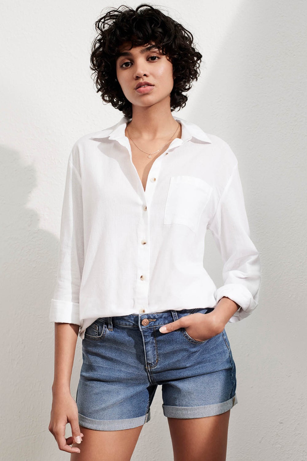 Camisa blanca y shorts vaqueros: 9 y 8 euros, respectivamente. Todo de Primark.