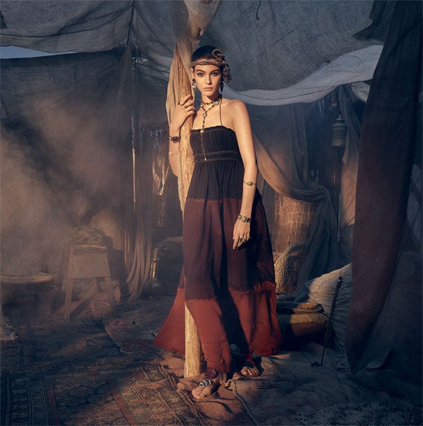 La próxima colección de Zara,q ue verá la luz en pocos días ha escogido los accesorios, especialmente joyas y zapatos como los principales protagonistas. Los vestidos playeros no han quedado olvidados y también estarán disponibles.