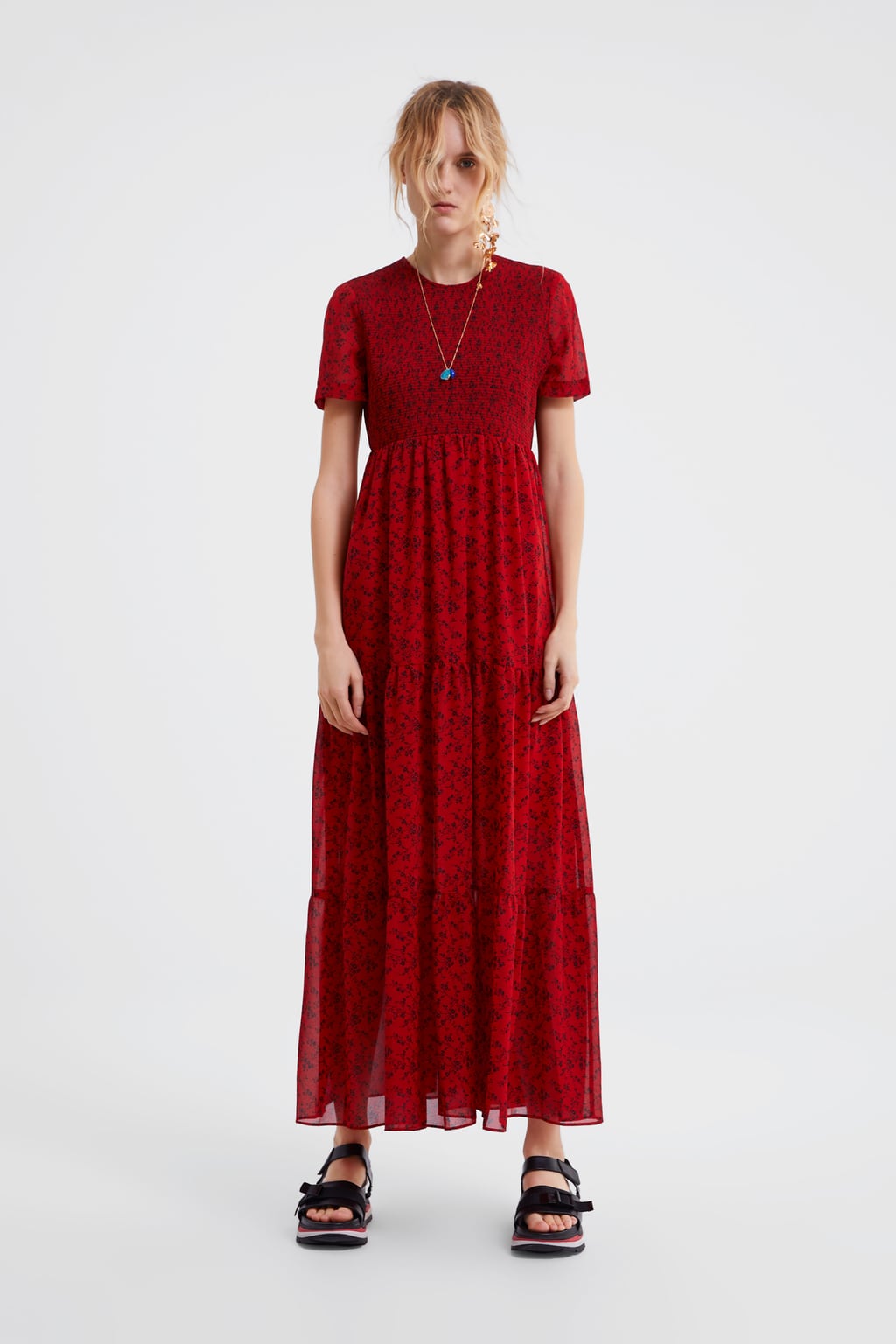 Vestido largo floral de Zara: 39,95 euros.