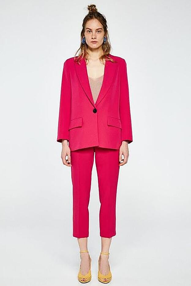 Traje de chaqueta rosa fucsia de Sfera.