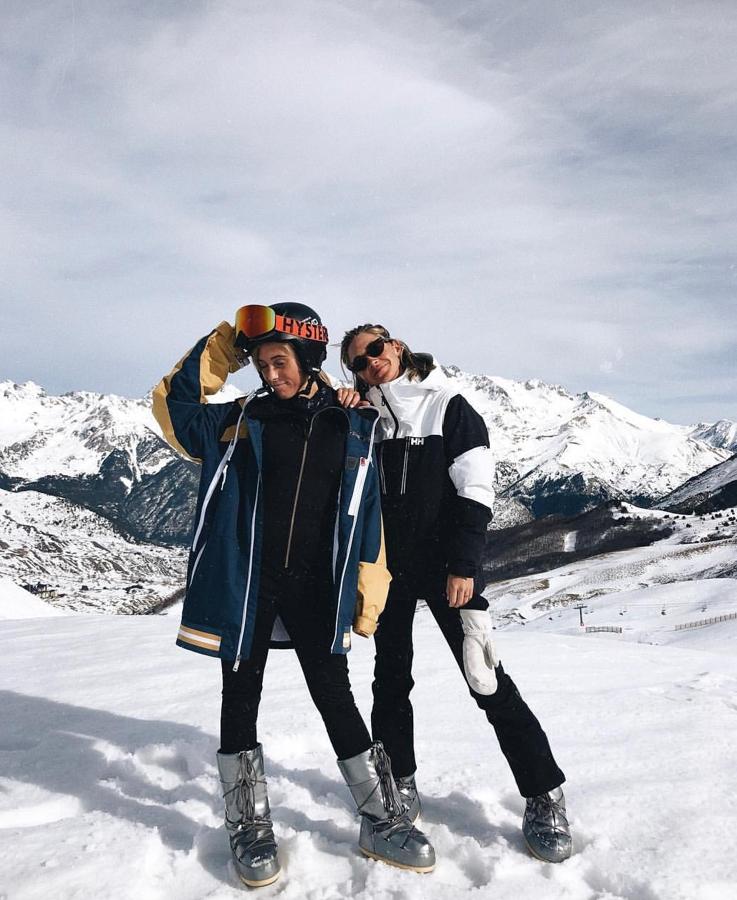 Carlota Weberm y Claudia Parrast también han compartido destino y en este caso también las mismas botas de 'Moon Boot'. Por lo demás ella prefirió un conjunto de chaqueta y pantalón en negro y blanco.