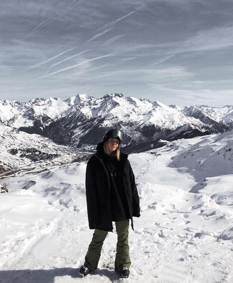 Gigi Vives se decantó por un 'look' más oversize con pantalones en color verde militar, maxi sudadera negra y chaqueta XXL a juego con la sudadera.