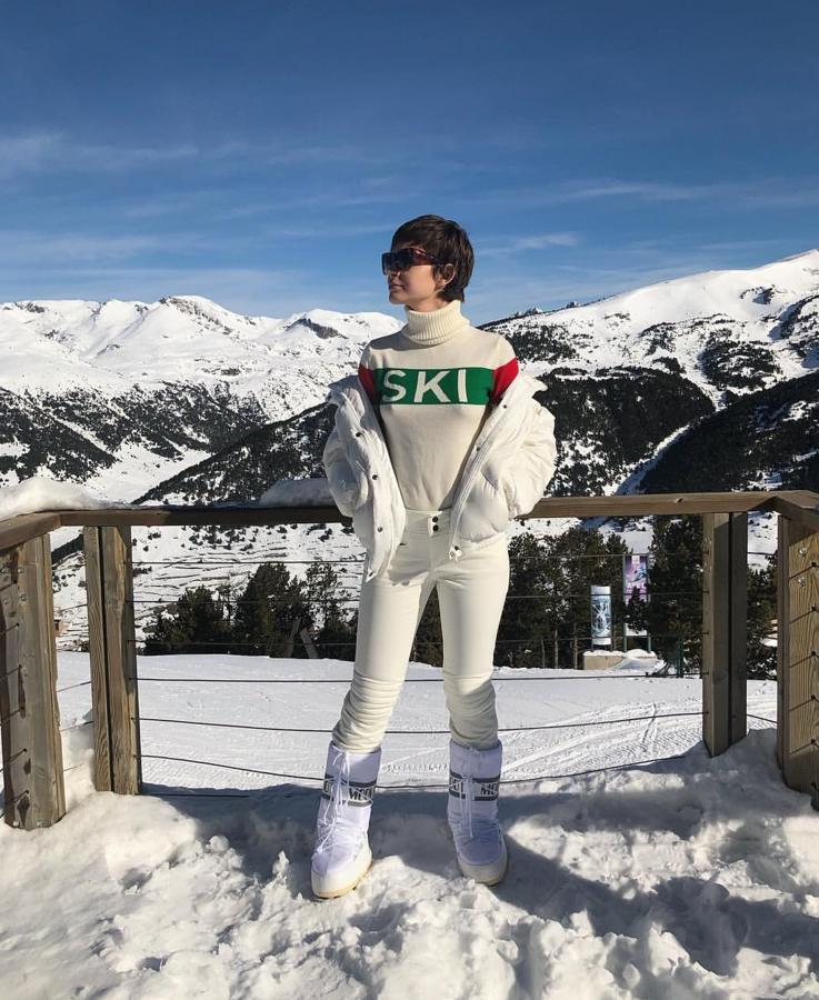 Laura Escanes también se trasladó este fin de semana hasta Andorra para disfrutar de unos días en la nieve junto a su marido Risto Mejide. Ella optó por un look 'total white' con  su inseparable plumífero de la firma 'Perfect Moment'.