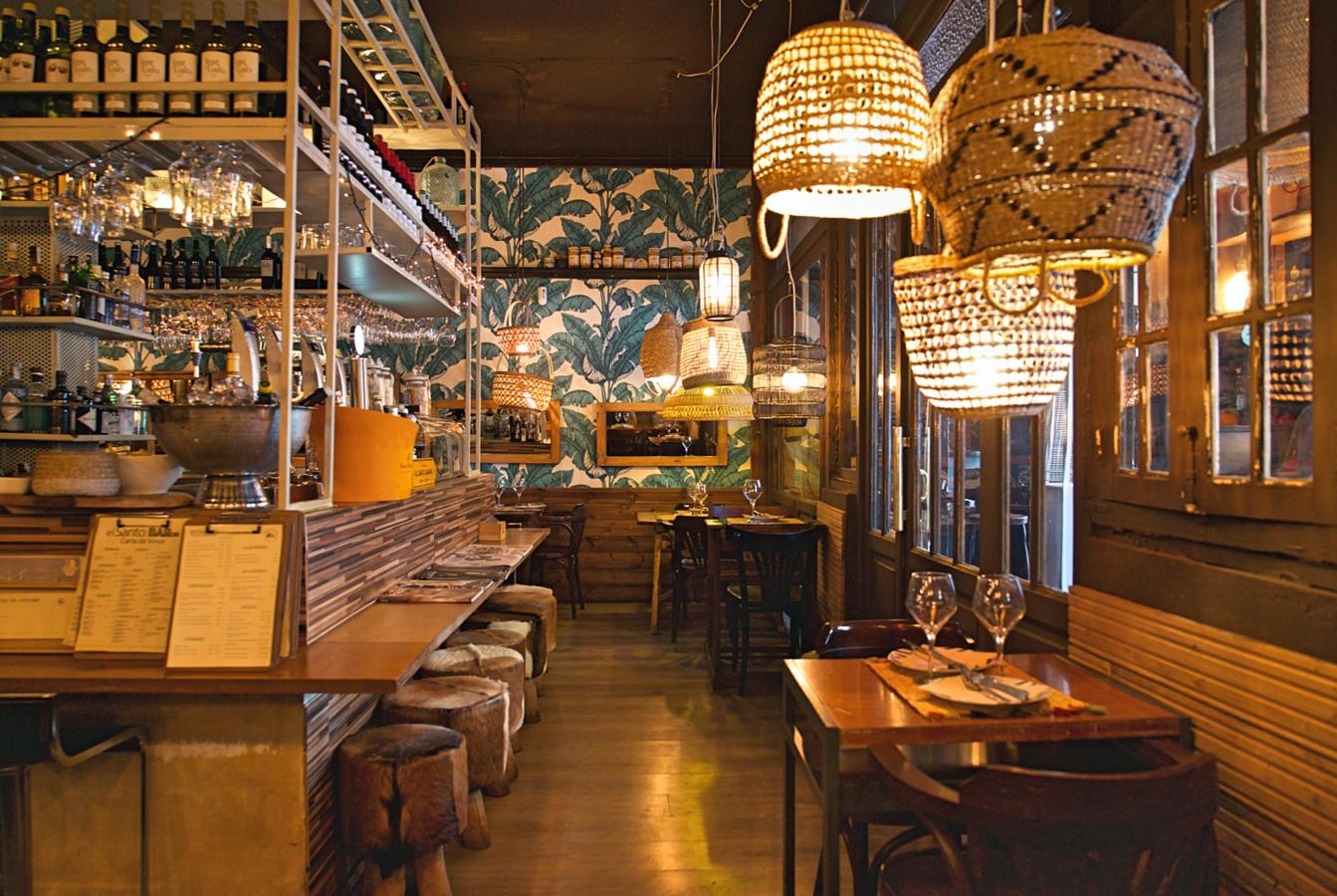 En El Santo Barón (Avenida de Menéndez Pelayo, 4,) la cocina es fusión y mezcla la dieta mediterránea con el sofisticado recetario de los peruanos. Un espacio donde la creatividad es la anfitriona, no solo en su showcooking, también en cada uno de sus ambientes o en su acogedora terraza. Sus mesas, y sus platos, son perfectos para una velada romántica entre dos.