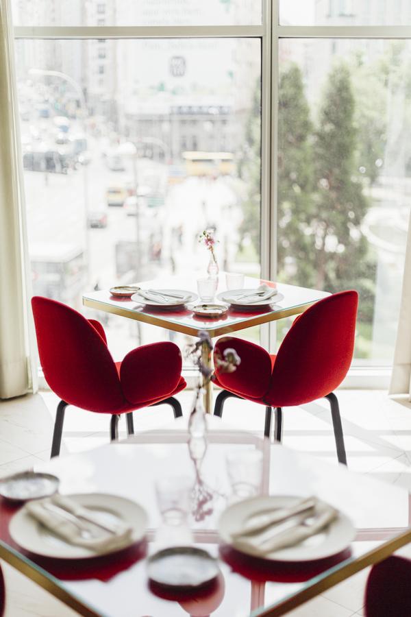 Somos, el restaurante del Barceló Torre de Madrid, nos propone una cena con una vista panorámica sin igual de la Gran Vía y la Plaza de España y una carta que ahonda en la gastronomía madrileña actualizada con platos que ya son icónicos: de su ensaladilla rusa al tartar de ternera de Guadarrama. Además, para el fin de semana de San Valentín, han preparado un menú especial de 45 euros.