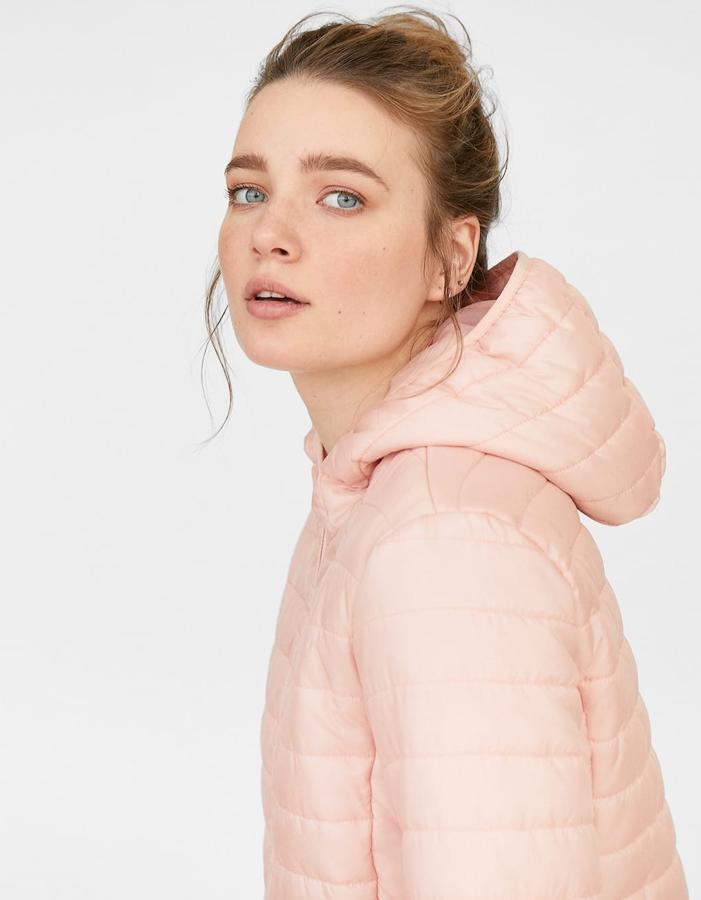 Cazadora con un acolchado ligero y con capucha (19,99 euros).