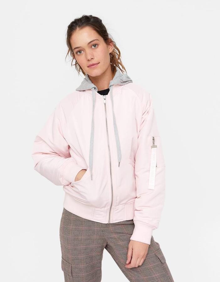 Bomber con capucha en un color rosa muy claro (35,99 euros).