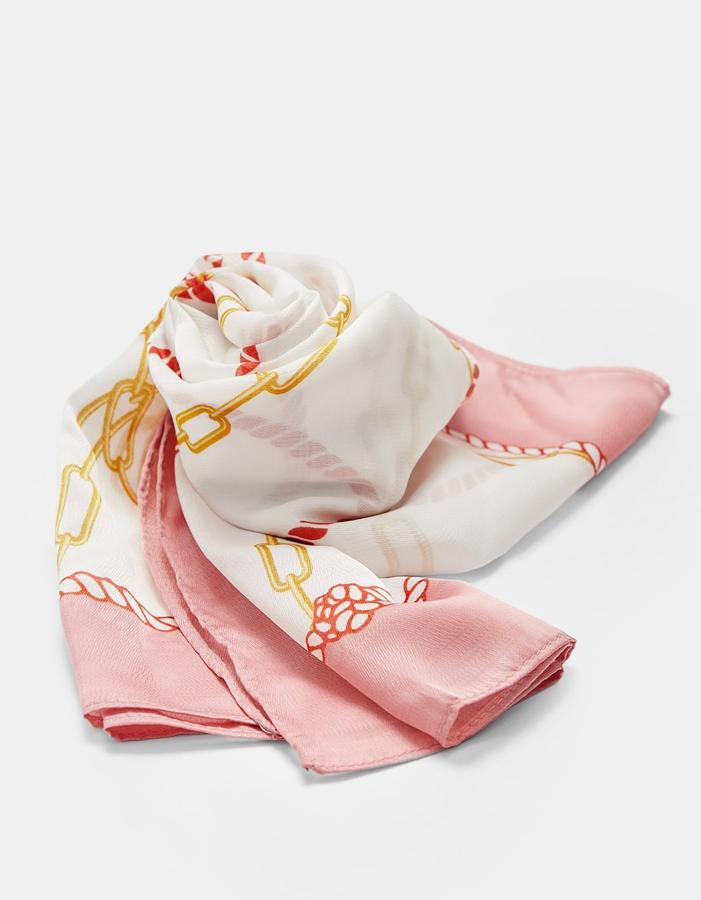 Pañuelo estampado de cadenas y cuerdas, de color rosa (9,99 euros).