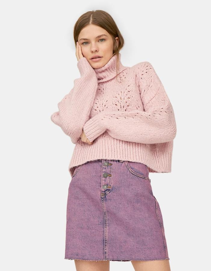 Jersey a la cintura adornado con calados y con la manga ancha (19,99 euros).