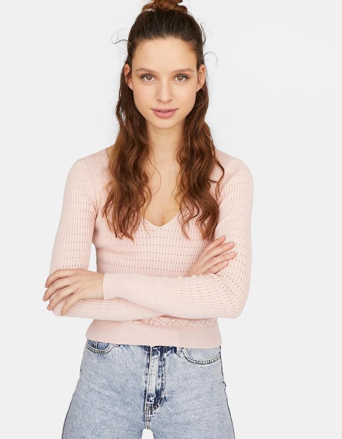 Jersey confeccionado en punto muy fino, con escorte de pico (15,99 euros).