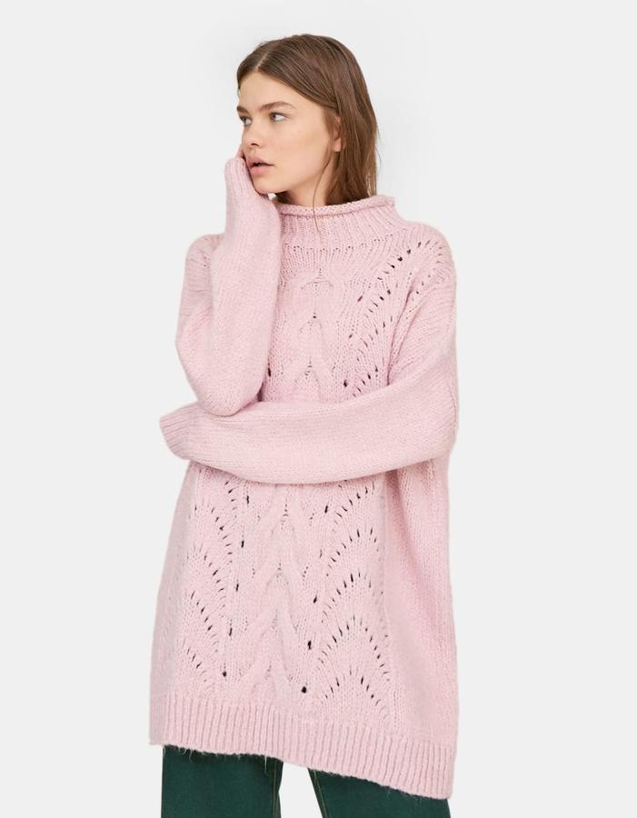 Jersey con el cuello alto y adornado con calados, de estilo 'oversize' (25,99 euros).