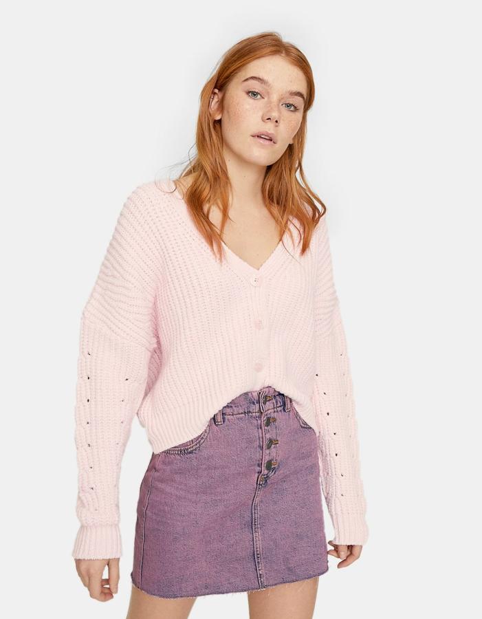 Chaqueta de punto grueso, mangas adornadas con calados y botones (25,99 euros).