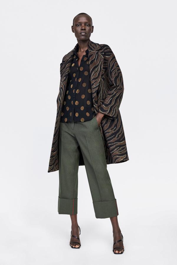 Para los looks más especiales, un abrigo tendencia muy especial... y rebajado en Zara de 69.95 a 29.99 euros.