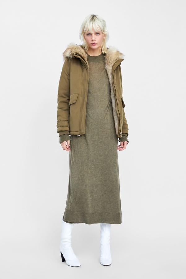 Esta parka con capucha e interior forrado de pelo es una de las más calentitas de la colección de invierno de Zara. Y aunque nos encantaba, los 89.95 euros que costaba nos echaban un poco para atrás. Pero llegaron las últimas rebajas, y su precio bajó a 29.99 euros...
