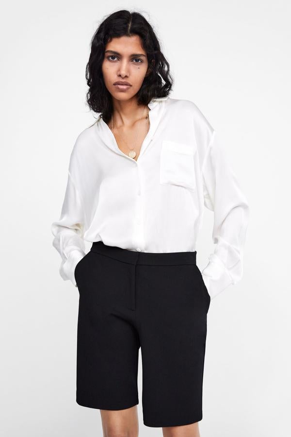 Zara no arriesga con las bermudas y apuesta por los básicos, como estas bermudas de inspiración masculina en color negro. Cuestan 19.95 euros.