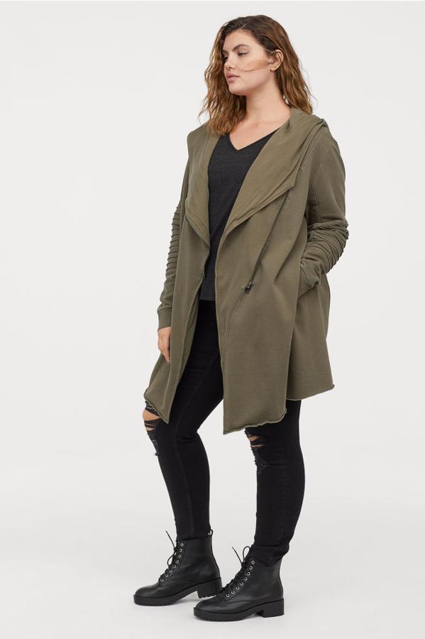 Cárdigan verde con capucha, diseño cruzado y cierre de cremalleras, 39,99 euros.