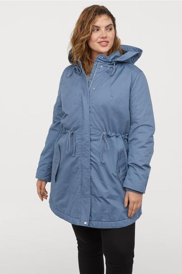 Parka azul con detalle fruncido en la cintura, 39,99 euros.