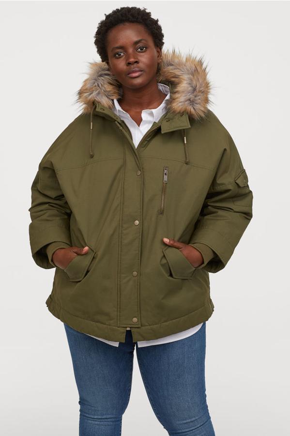 Parka en color verde khaki con detalle de pelo en la capucha, 69,99 euros.