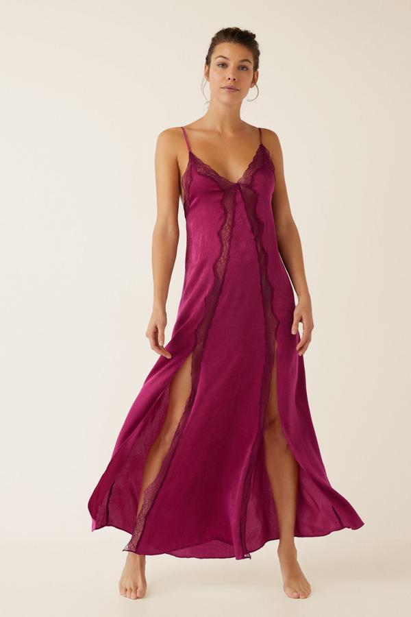 Se irá a dormir como una princesa con un camisón de raso y encaje como este de la firma de lencería española. Su precio es más que interesante porque está rebajado y se queda en 27,99 euros.