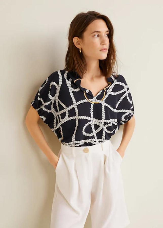 Blusa con estampado de cadenas, escote en pico, manga corta y puños elásticos, 29,99 euros.