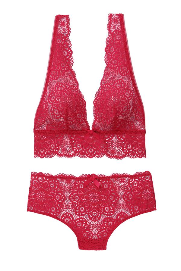 Para las más clásicas, un conjunto de ropa interior rojo nunca falla. Este es de Etam y cuesta 29,99 euros el sujetador y 16 euros la braguita.